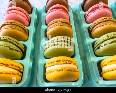 Macarons français colorés disposés en rangée Banque D'Images