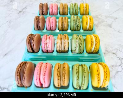 Macarons français colorés disposés en rangée Banque D'Images