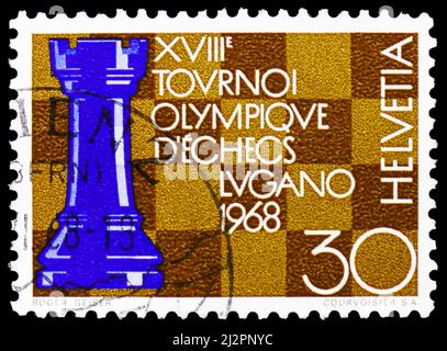 MOSCOU, RUSSIE - 13 MARS 2022 : timbre-poste imprimé en Suisse montre un cook et un échiquier, série de Lugano de l'Olympiade des échecs, vers 1968 Banque D'Images