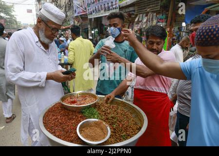 Dhaka, Bangladesh. 03rd avril 2022. Le premier jour du mois de jeûne musulman du Ramadan, les bangladais achètent l'Iftar à Chawk Bazar, Dhaka, Bangladesh, le 3 avril 2022. Ce marché Iftar est assez vieux; en fait, les locaux prétendent que ce marché a commencé à petite échelle au cours de la période britannique. Le plus grand de ce genre, il attire des milliers de personnes de tout le pays. Les musulmans du monde entier observent le Saint mois de jeûne du Ramadan, lorsqu'ils s'abstiennent de manger, de boire et de fumer de l'aube au crépuscule. (Photo de Suvra Kanti Das/Sipa USA) crédit: SIPA USA/Alay Live News Banque D'Images