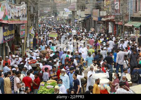 Dhaka, Bangladesh. 03rd avril 2022. Le premier jour du mois de jeûne musulman du Ramadan, le peuple bangladais se réunit à Chawk Bazar pour bye iftar, à Dhaka, au Bangladesh, le 3 avril 2022. Ce marché Iftar est assez vieux; en fait, les locaux prétendent que ce marché a commencé à petite échelle au cours de la période britannique. Le plus grand de ce genre, il attire des milliers de personnes de tout le pays. Les musulmans du monde entier observent le Saint mois de jeûne du Ramadan, lorsqu'ils s'abstiennent de manger, de boire et de fumer de l'aube au crépuscule. (Photo de Suvra Kanti Das/Sipa USA) crédit: SIPA USA/Alay Live News Banque D'Images
