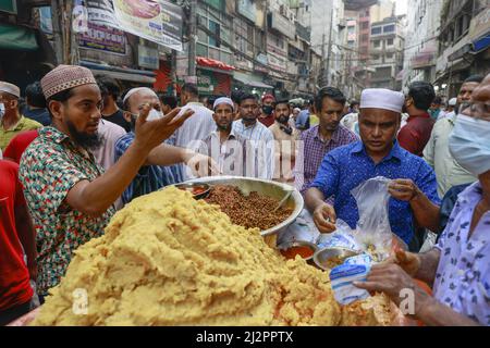 Dhaka, Bangladesh. 03rd avril 2022. Le premier jour du mois de jeûne musulman du Ramadan, les bangladais achètent l'Iftar à Chawk Bazar, Dhaka, Bangladesh, le 3 avril 2022. Ce marché Iftar est assez vieux; en fait, les locaux prétendent que ce marché a commencé à petite échelle au cours de la période britannique. Le plus grand de ce genre, il attire des milliers de personnes de tout le pays. Les musulmans du monde entier observent le Saint mois de jeûne du Ramadan, lorsqu'ils s'abstiennent de manger, de boire et de fumer de l'aube au crépuscule. (Photo de Suvra Kanti Das/Sipa USA) crédit: SIPA USA/Alay Live News Banque D'Images