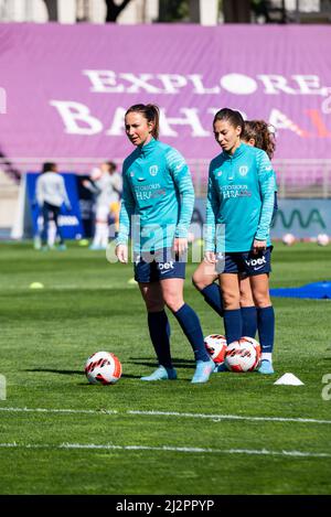 Gaetane Thiney du FC Paris et Clara Mateo du FC Paris se préparent en avance sur le championnat de France féminin, D1 Arkema football match entre le FC Paris et Paris Saint-Germain le 3 avril 2022 au stade Sébastien Charlety à Paris, France - photo Melanie Laurent / A2M Sport Consulting / DPPI Banque D'Images