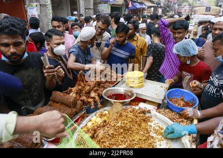 Dhaka, Bangladesh. 03rd avril 2022. Le premier jour du mois de jeûne musulman du Ramadan, des vendeurs bangladais vendent Iftar à Chawk Bazar, à Dhaka, au Bangladesh, le 3 avril 2022. Ce marché Iftar est assez vieux; en fait, les locaux prétendent que ce marché a commencé à petite échelle au cours de la période britannique. Le plus grand de ce genre, il attire des milliers de personnes de tout le pays. Les musulmans du monde entier observent le Saint mois de jeûne du Ramadan, lorsqu'ils s'abstiennent de manger, de boire et de fumer de l'aube au crépuscule. (Photo de Suvra Kanti Das/Sipa USA) crédit: SIPA USA/Alay Live News Banque D'Images