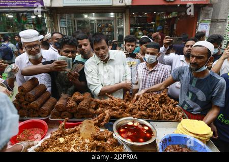 Dhaka, Bangladesh. 03rd avril 2022. Le premier jour du mois de jeûne musulman du Ramadan, des vendeurs bangladais vendent Iftar à Chawk Bazar, à Dhaka, au Bangladesh, le 3 avril 2022. Ce marché Iftar est assez vieux; en fait, les locaux prétendent que ce marché a commencé à petite échelle au cours de la période britannique. Le plus grand de ce genre, il attire des milliers de personnes de tout le pays. Les musulmans du monde entier observent le Saint mois de jeûne du Ramadan, lorsqu'ils s'abstiennent de manger, de boire et de fumer de l'aube au crépuscule. (Photo de Suvra Kanti Das/Sipa USA) crédit: SIPA USA/Alay Live News Banque D'Images