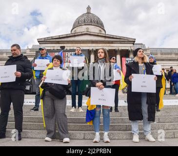 Londres, Angleterre, Royaume-Uni. 3rd avril 2022. Les manifestants ont organisé un rassemblement en faveur de l'Ukraine sur Trafalgar Square et ont tenu des panneaux indiquant les noms des villes ukrainiennes qui ont le plus souffert des attaques russes. (Image de crédit : © Vuk Valcic/ZUMA Press Wire) Banque D'Images