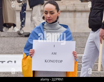 Londres, Royaume-Uni. 3rd avril 2022. Un manifestant tient un signe qui se lit 'Je suis Konotop'. Les manifestants ont organisé un rassemblement en faveur de l'Ukraine sur Trafalgar Square et ont tenu des panneaux indiquant les noms des villes ukrainiennes qui ont le plus souffert des attaques russes. Credit: Vuk Valcic/Alamy Live News Banque D'Images