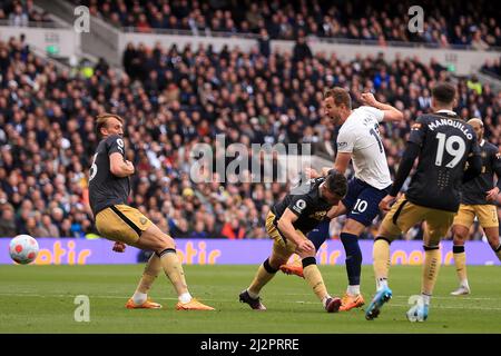 Londres, Royaume-Uni. 03rd avril 2022. Harry Kane de Tottenham Hotspur (10) prend un coup de feu au but. Premier League Match, Tottenham Hotspur v Newcastle United au Tottenham Hotspur Stadium de Londres, le dimanche 3rd avril 2022. Cette image ne peut être utilisée qu'à des fins éditoriales. Utilisation éditoriale uniquement, licence requise pour une utilisation commerciale. Aucune utilisation dans les Paris, les jeux ou les publications d'un seul club/ligue/joueur. photo par Steffan Bowen/Andrew Orchard sports photographie/Alay Live news crédit: Andrew Orchard sports photographie/Alay Live News Banque D'Images