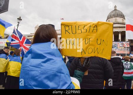 Londres, Royaume-Uni. 3rd avril 2022. Un manifestant tient un signe appelant à ce que la Russie soit expulsés de l'ONU. Les manifestants ont organisé un rassemblement en faveur de l'Ukraine sur Trafalgar Square et ont tenu des panneaux indiquant les noms des villes ukrainiennes qui ont le plus souffert des attaques russes. Credit: Vuk Valcic/Alamy Live News Banque D'Images