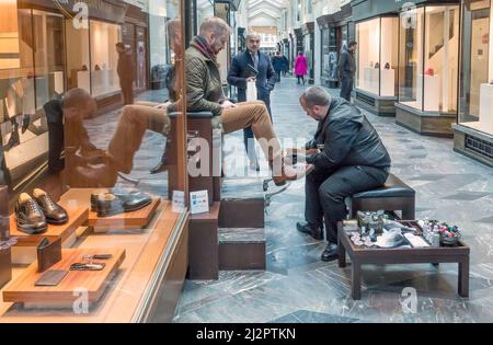 Romi Topi Shining Shoes Outside Church's Shoe Shining Specialist Shop à Burlington Arcade, Mayfair, Londres, Angleterre, Royaume-Uni Banque D'Images