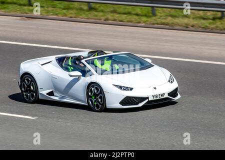 2016 blanc italien Lamborghini Huracán LP610-4 Spyder 5,2 litres; conduite sur l'autoroute M61, Manchester, Royaume-Uni Banque D'Images