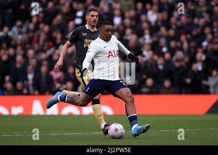 Londres, Royaume-Uni. 03rd avril 2022. Steven Bergwijn de Tottenham Hotspur tire et marque son équipe 5th but. Premier League Match, Tottenham Hotspur v Newcastle United au Tottenham Hotspur Stadium de Londres, le dimanche 3rd avril 2022. Cette image ne peut être utilisée qu'à des fins éditoriales. Utilisation éditoriale uniquement, licence requise pour une utilisation commerciale. Aucune utilisation dans les Paris, les jeux ou les publications d'un seul club/ligue/joueur. photo par Steffan Bowen/Andrew Orchard sports photographie/Alay Live news crédit: Andrew Orchard sports photographie/Alay Live News Banque D'Images