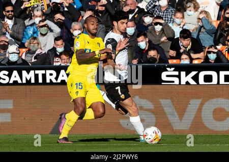 Valence, Espagne, 3 avril 2022. Carlos Akapo Martinez de Cadix CF (L) et Gonzalo Guedes de Valencia CF pendant le match de la Liga entre Valencia cf et Cadix CF. Photo de Jose Miguel Fernandez /Alamy Live News ) Banque D'Images