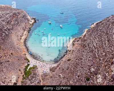 Drone aérien, Cala Pulcino à Lampedusa, crique tranquille avec paysage accidenté, eaux claires, connu sous le nom de 'caletta barche volanti' ou 'bateau volante crique' Banque D'Images