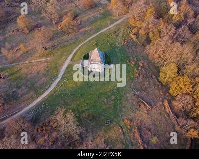 Drone aérien. Bois de Cobham et mausolée, Kent, Angleterre. Banque D'Images