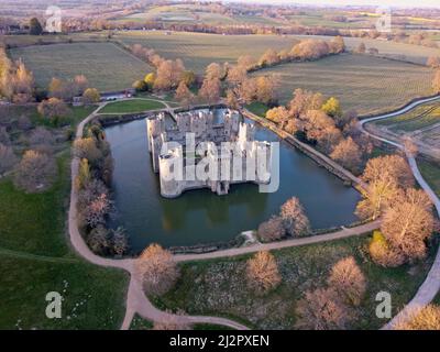 Vue aérienne sur le château de Bodiam, forteresse médiévale de 14th ans avec des tours de douves et en flèche à Robertsbridge, dans l'est du Sussex, en Angleterre. Banque D'Images