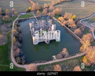 Vue aérienne sur le château de Bodiam, forteresse médiévale de 14th ans avec des tours de douves et en flèche à Robertsbridge, dans l'est du Sussex, en Angleterre. Banque D'Images