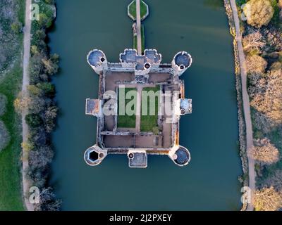 Vue aérienne sur le château de Bodiam, forteresse médiévale de 14th ans avec des tours de douves et en flèche à Robertsbridge, dans l'est du Sussex, en Angleterre. Banque D'Images