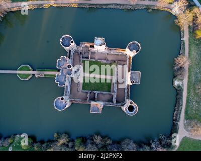 Vue aérienne sur le château de Bodiam, forteresse médiévale de 14th ans avec des tours de douves et en flèche à Robertsbridge, dans l'est du Sussex, en Angleterre. Banque D'Images