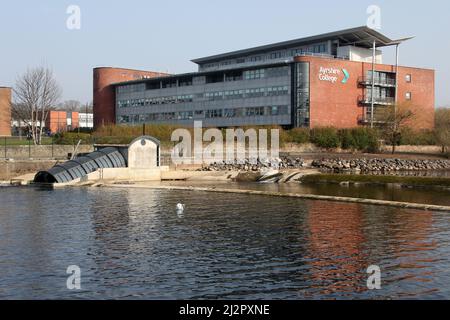 River Ayr, Ayr, Ayrshire, Écosse, Royaume-Uni. Un nouveau système d'énergie hydroélectrique installé sur la rivière Ayr pour produire de l'énergie à Ayr Collage. Banque D'Images