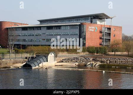 River Ayr, Ayr, Ayrshire, Écosse, Royaume-Uni. Un nouveau système d'énergie hydroélectrique installé sur la rivière Ayr pour produire de l'énergie à Ayr Collage. Banque D'Images