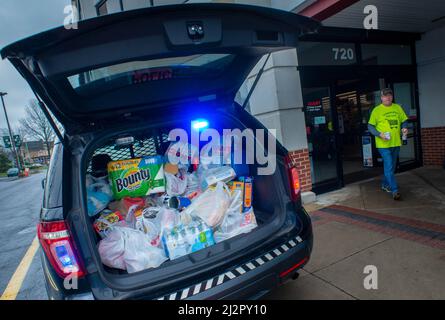 Warminster, États-Unis. 03rd avril 2022. Brian Foedisch sort de Giant Food alors que le croiseur de police est presque rempli de sa quatrième charge au cours d'une campagne de nourriture pour aider à reconstituer les étagères de nourriture de Warminster Food Bank le dimanche 03 avril 2022 à Giant à Warminster, Pennsylvanie. Plus de 2300 livres de nourriture ont été donnés avec des cartes-cadeaux et d'autres articles. (Photo par Credit: William Thomas Cain/Alay Live News Banque D'Images
