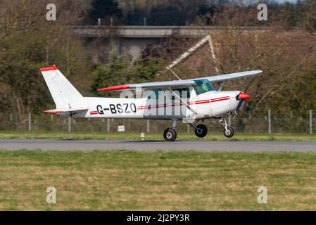 Cessna 152 atterrissage en avion léger sur une roue d'abord à l'aéroport Southend de Londres, Essex, Royaume-Uni. G-BSZO avion d'aviation générale sur les circuits d'entraînement Banque D'Images