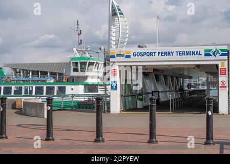 Gosport, Hampshire, Royaume-Uni. 2022. Le terminal de ferry de Gosport qui fait traverser à pied les passagers du port de Portsmouth de Gosport à la ville de Portsmouth Banque D'Images