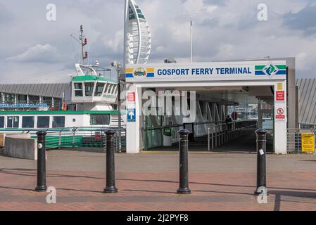 Gosport, Hampshire, Royaume-Uni. 2022. Le terminal de ferry de Gosport qui fait traverser à pied les passagers du port de Portsmouth de Gosport à la ville de Portsmouth Banque D'Images