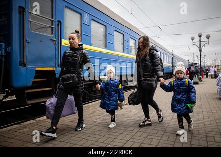 LVIV, UKRAINE - 02 avril 2022 : la guerre en Ukraine. Réfugiés - filles jumelles, mère et grand-mère du train d'évacuation de Mariupol, Berdyansk, Kryvyi Rih, Banque D'Images