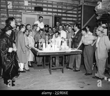 GARY COOPER et le directeur HENRY HATHAWAY et l'équipe de tournage célèbrent l'anniversaire du cinéaste JOSEPH MacDonald le 15th 1948 décembre sur un plateau franc pendant le tournage de VOUS ÊTES DANS LA MARINE, LE réalisateur HENRY HATHAWAY 1951 du XXème siècle Fox Banque D'Images