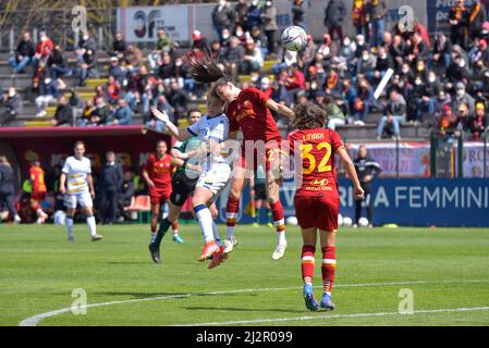 Rome, Italie. 03rd avril 2022. Duel aérien pendant le championnat italien de football League A Women 2021/2022 jour 19 match entre AS Roma Women contre Hellas Verona Women au stade Tre Fontane le 3 avril 2022, à Rome, Italie (photo de Roberto Bettacchi/Pacific Press) Credit: Pacific Press Media production Corp./Alay Live News Banque D'Images