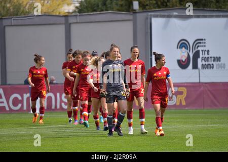 Rome, Italie. 03rd avril 2022. EN TANT qu'équipe Roma entrant sur le terrain à la Ligue italienne de championnat de football A femmes 2021/2022 jour 19 match entre AS Roma Women contre Hellas Verona Women au stade Tre Fontane le 3 avril 2022, à Rome, Italie (photo de Roberto Bettacchi/Pacific Press) Credit: Pacific Press Media production Corp./Alay Live News Banque D'Images