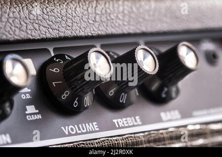 mise au point sélective des boutons de réglage du volume, des aigus et des graves d'un amplificateur de guitare, boutons d'égalisation gros plan, vertical Banque D'Images