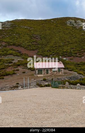 Refuge de montagne à Puerto de Honduras, Extremadura, par une journée ensoleillée avec des nuages Banque D'Images