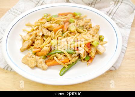 Poulet teriyaki sauté de légumes avec nouilles minces Banque D'Images