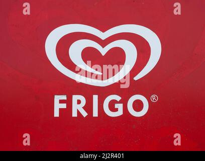 Logo de la marque Frise sur fond rouge et lettres blanches, sur une feuille métallique d'un kiosque Banque D'Images