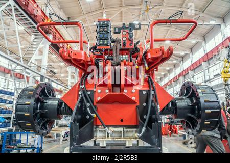 Usine de production de machines agricoles. Fabrication du tracteur ou de la moissonneuse-batteuse en cours. Banque D'Images