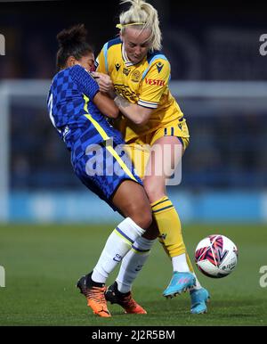 Jess carter de Chelsea (à gauche) et Chloe Peflop de Reading se battent pour le ballon lors du match de la Super League féminine de Barclays FA à Kingsmeadow, Londres. Date de la photo: Dimanche 3 avril 2022. Banque D'Images