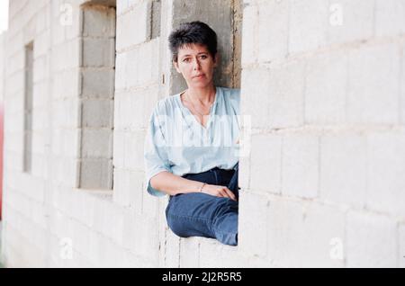 Sally Becker, travailleuse de l'aide britannique en photo, août 1993. Retourne à l'hôpital de guerre de Mostar pour la deuxième fois en deux semaines. L'artiste de 33 ans de Hove, dans le Sussex, a quitté la Bosnie comme héroïne, surnommée l'Ange de Mostar pour avoir sauvé à lui seul des enfants blessés piégés dans la ville déchirée par la bataille. Sally a esquivé le feu de sniper constant pour conduire son ambulance londonienne battue au cœur de la zone de guerre. Ses missions de miséricorde, une femme, ont mis en colère les Nations Unies. Banque D'Images