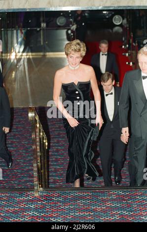 La princesse Diana, S.A.R. la princesse de Galles, participe à la première du Gala royal de '1492 - Conquest of Paradise' à l'Empire Leicester Square, Londres photo prise le 19th octobre 1992 Banque D'Images