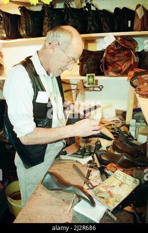 Teesside 2000 attractions touristiques Feature, 22nd juillet 1993. Brian Webb, cordonnier, Musée Preston Hall. Banque D'Images