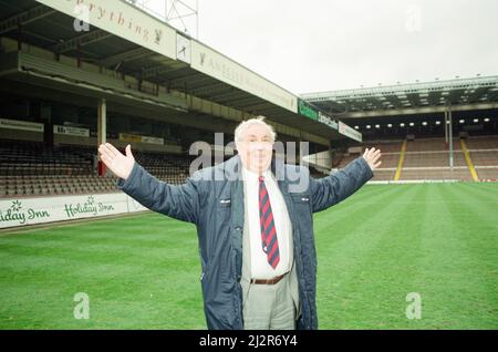 Doug Ellis, président du club de football Aston Villa, conférence de presse, photo-appel, pour annoncer que l'ancien stand Witton Lane a reçu l'autorisation de planifier un niveau supplémentaire de places, photographié à Villa Park, jeudi 2nd avril 1992. Banque D'Images