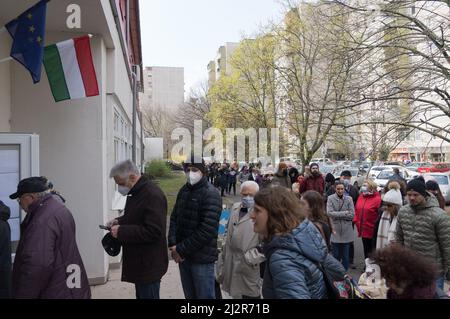 Budapest, Hongrie. 3rd avril 2022. Les électeurs se mettent en file pour voter dans un bureau de vote à Budapest, en Hongrie, le 3 avril 2022. Dimanche, les électeurs se rendront aux urnes en Hongrie pour élire un Parlement de 199 sièges, qui pourrait donner un quatrième mandat rectiligne à l'actuel Premier ministre Viktor Orban. Credit: Attila Volgyi/Xinhua/Alay Live News Banque D'Images