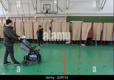 Budapest, Hongrie. 3rd avril 2022. Les électeurs sont vus dans un bureau de vote à Budapest, en Hongrie, le 3 avril 2022. Dimanche, les électeurs se rendront aux urnes en Hongrie pour élire un Parlement de 199 sièges, qui pourrait donner un quatrième mandat rectiligne à l'actuel Premier ministre Viktor Orban. Credit: Attila Volgyi/Xinhua/Alay Live News Banque D'Images