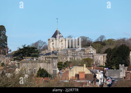 Plan éloigné de l'église Saint-Nicolas dans la ville marchande d'Arundel West Sussex. Construit en hauteur sur une colline surplombant la ville Banque D'Images