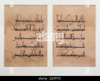 Deux feuilles du Qur'an 950 -1250 exposées au Victoria and Albert Museum, Londres, Angleterre, Royaume-Uni Banque D'Images