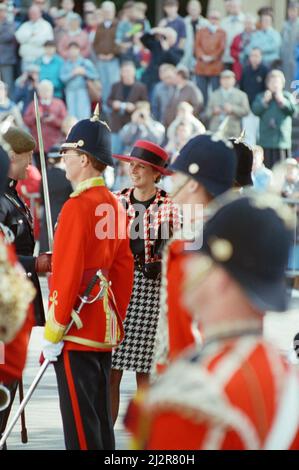 HRH la princesse de Galles, la princesse Diana, visite Portsmouth pour recevoir la liberté de la ville. Vu ici plaisantant avec le groupe. Dans les autres cadres de cet ensemble, la princesse inspecte les membres du bataillon 1st, le régiment royal de la princesse de Wale. Photo prise le 16th octobre 1992 Banque D'Images