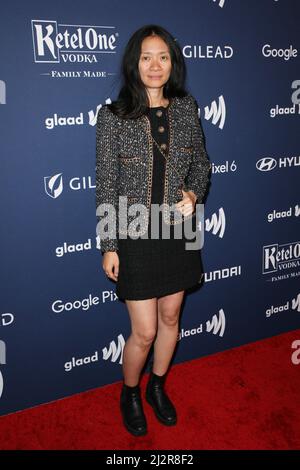 Chloe Zhao participe aux prix annuels des médias GLAAD 33rd le 02 avril 2022 à Beverly Hills, en Californie. Photo: Crash/imageSPACE/Sipa USA Banque D'Images