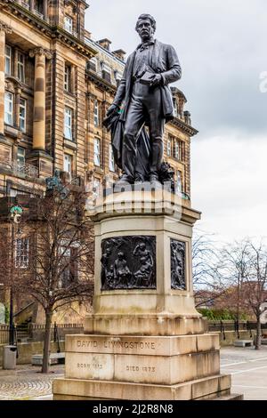 Statue de l'explorateur écossais DAVID LIVINGSTONE érigée à l'extérieur de la cathédrale de Glasgow et de l'infirmerie royale, High Street, Glasgow, Écosse, Royaume-Uni Banque D'Images